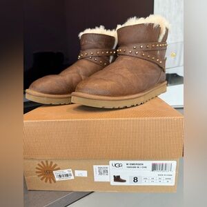 Ugg boots, style: W Emerson, ankle high, chestnut color.